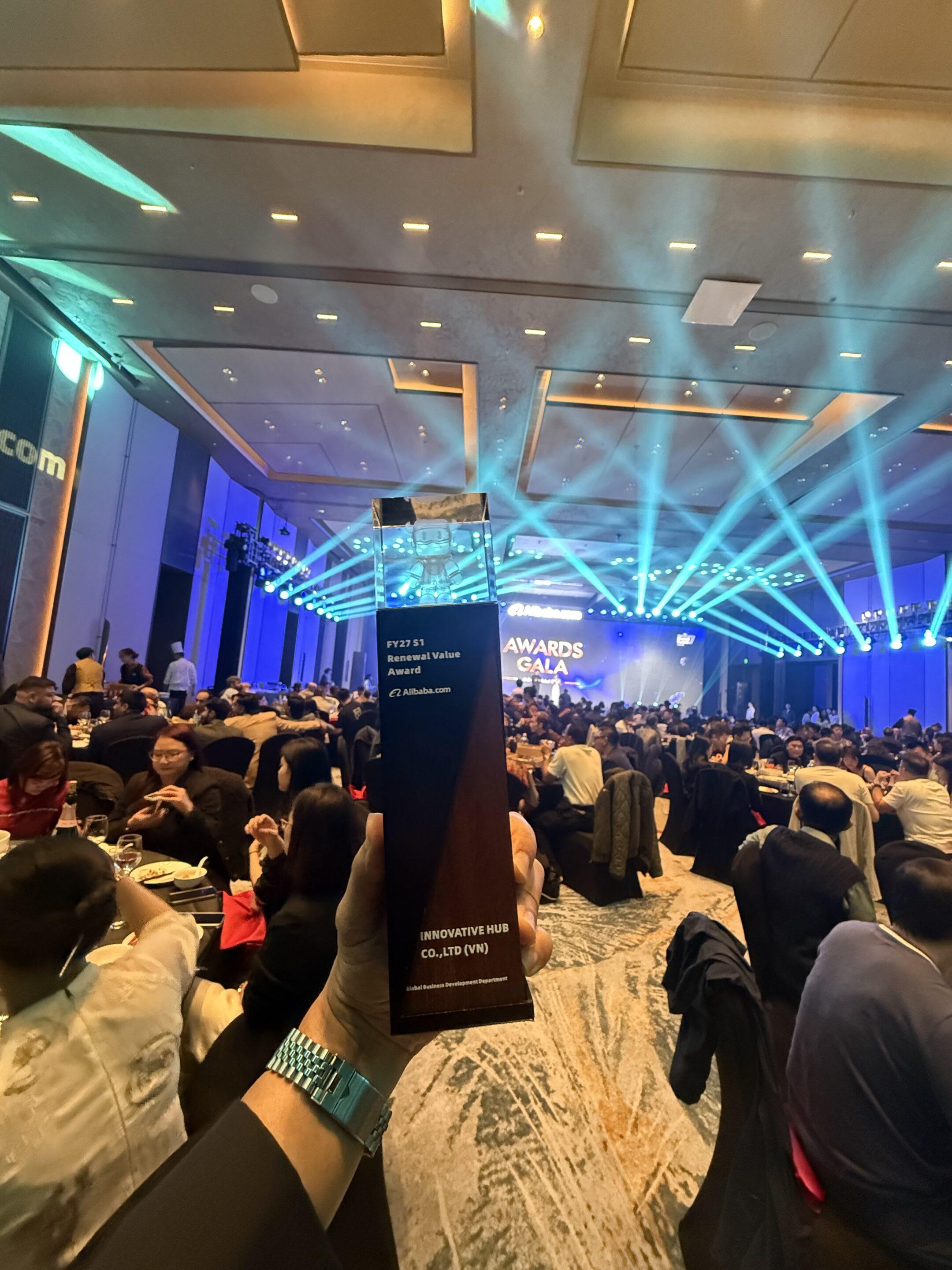 Alibaba.com FY27 S1 Renewal Value Award trophy for Innovative Hub Co., Ltd (VN)